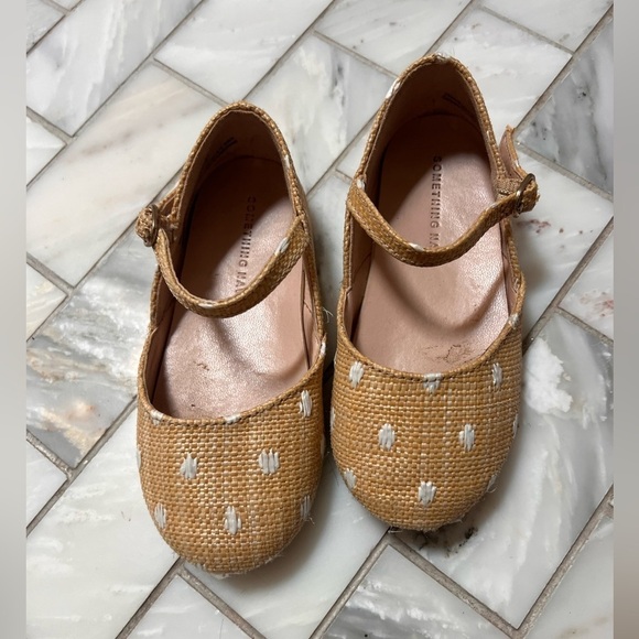 SOMETHING NAVY Toddler Yellow and White Dot Mary Jane’s - size 7 - Picture 7 of 10